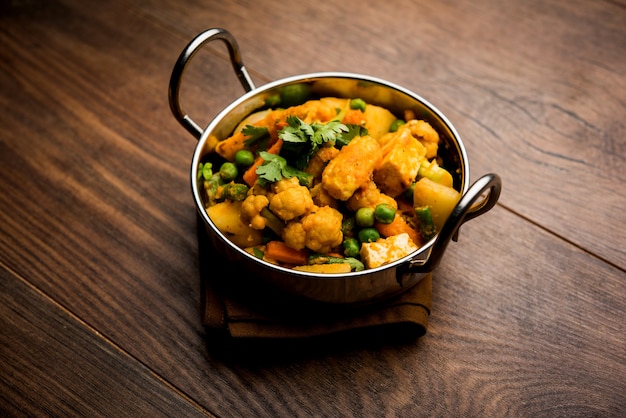 야채 카레 믹스 - 인도 메인 코스 요리법에는 당근, 콜리플라워, 완두콩, 콩, 베이비 옥수수, 고추, 파니르 또는 코티지 치즈와 전통 마살라 및 카레가 포함됩니다.