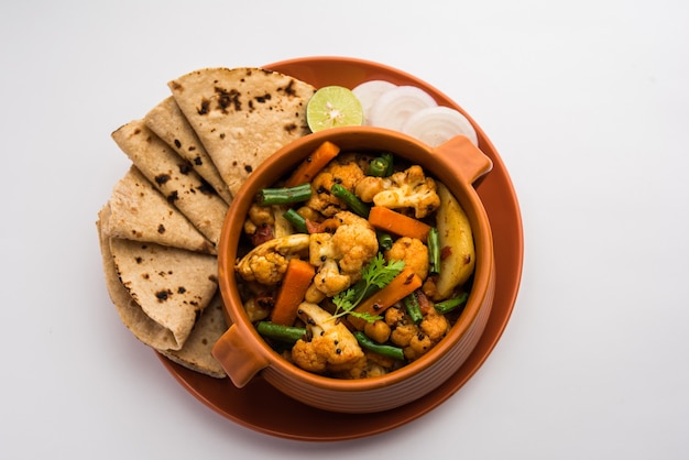 Сухой овощной рецепт в миске, веганский рецепт в индийском ресторане, подается с чапати