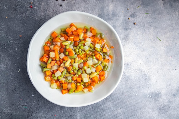 Mescolare le verdure tagliate a cubetti fagioli, piselli, fagiolini, carote, sedano mazzo di verdure macedoni