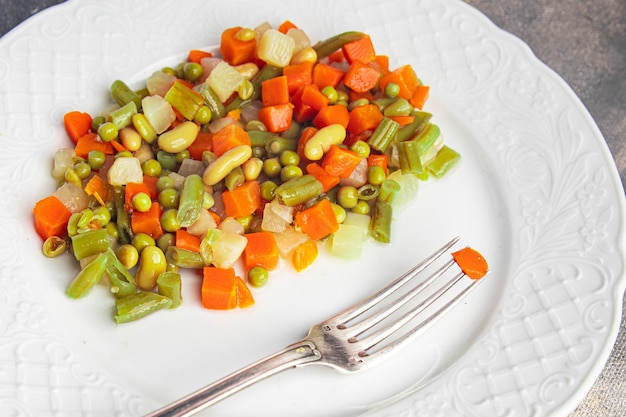 Mescolare le verdure tagliate a cubetti fagioli, piselli, fagiolini, carote, sedano mazzo di verdure macedoni