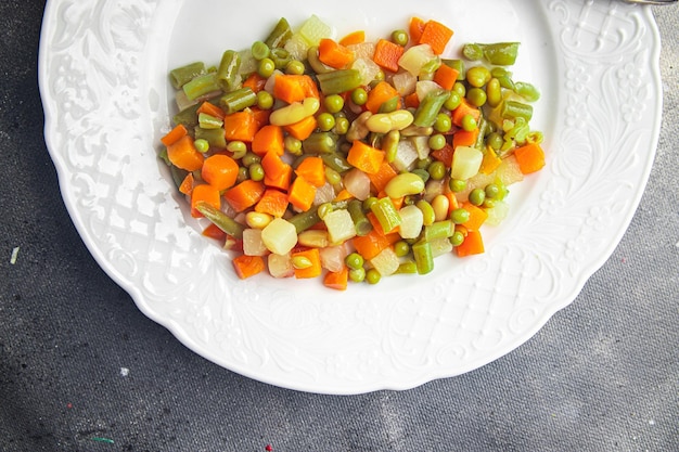 Mescolare le verdure tagliate a cubetti fagioli, piselli, fagiolini, carote, sedano mazzo di verdure macedoni