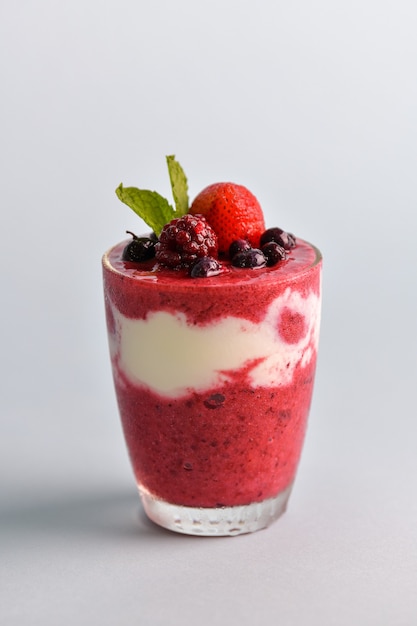 Frullato di frutti di bosco misto a yogurt da frullare accuratamente in vetro trasparente