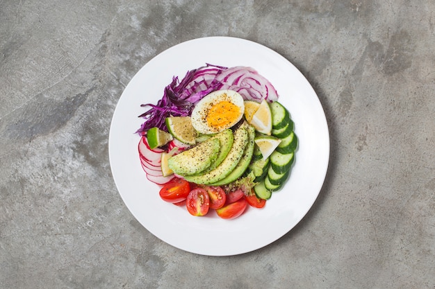 L'insalata mista del cuoco unico. l'insalata del cuoco unico. avocado