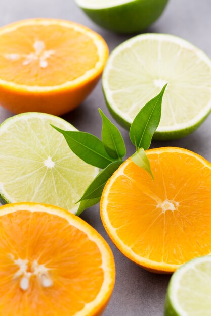 혼합 감귤류 과일 레몬, 오렌지, 키위, 라임 회색 배경에.