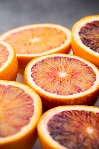 혼합 된 감귤류 과일 오렌지, 무화과, 라임 회색 배경에.