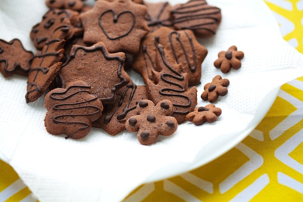 Biscotti misti su un piatto bianco