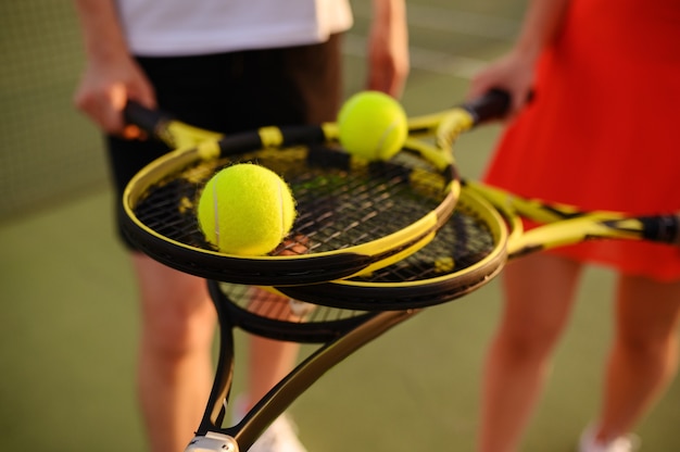 Смешанный парный теннис, игроки с ракетками и мячами