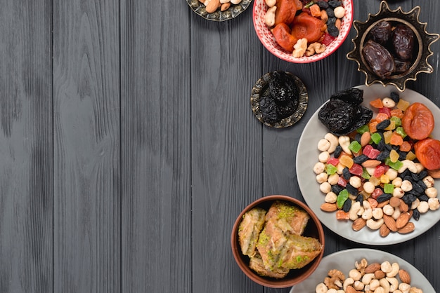 Photo mixed dried fruits; nuts; dates and baklava on ramadan festival