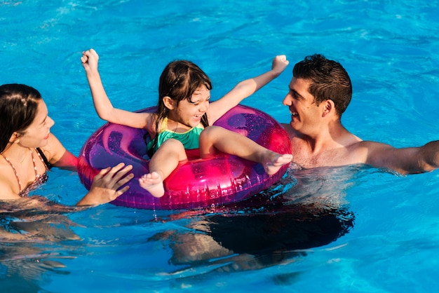 여름 수영장 시간을 즐기는 혼합 된 가족