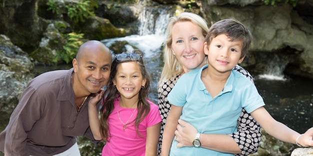 Photo mixed family multiracial with a blond caucasian woman and an indian man with their two children metis