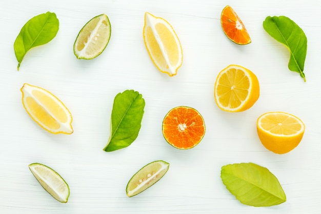 写真 新鮮な柑橘類の果物と葉の背景を混ぜたもの。