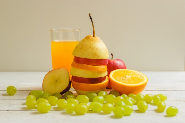 Photo mixed fruit and juice on wooden table. healthy food concept