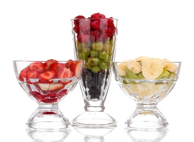 Смешанные фрукты и ягоды в стаканах, изолированные на белом