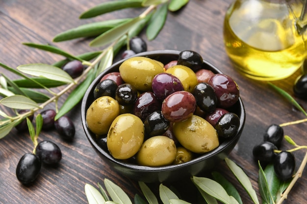 Foto olive verdi miste e olive nere con olio d'oliva