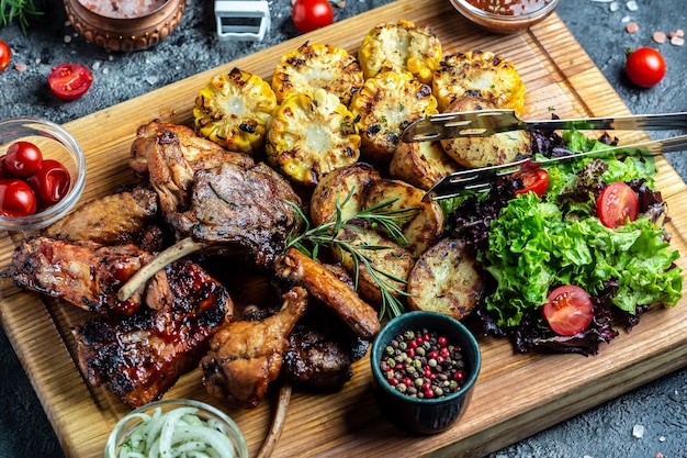 Photo mixed grilled meat platter. barbecue menu. grilled meat and vegetables. food recipe background. close up.