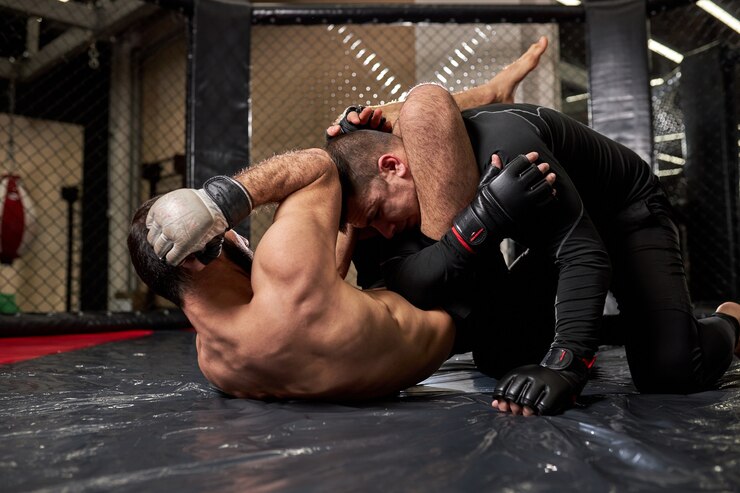 Photo 総合格闘家はお互いにパンチし、ジムでルールなしで戦い、トレーニングします。攻撃的なボクサーのスパーリング、強力な強力な筋肉を持ち、1階に横たわっている