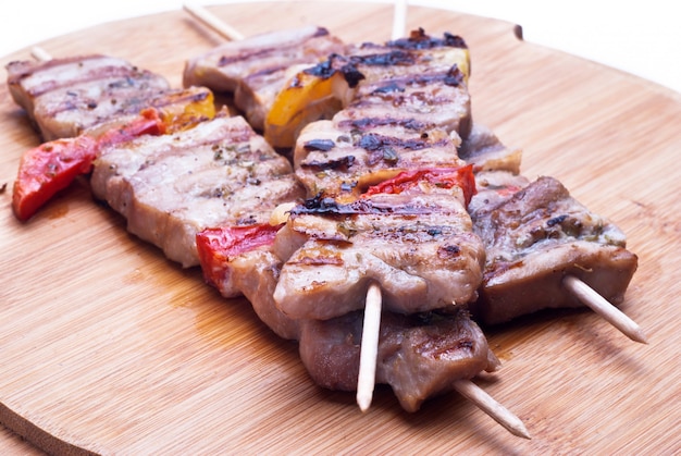 Photo mixed meat skewer on wooden