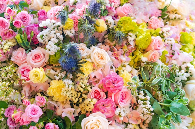 色とりどりのバラの花の装飾、カラフルな結婚式の花の背景