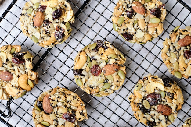 Photo mixed nut and dried fruits and seeds florentine