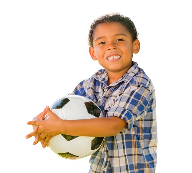 白い上でサッカーボールを握る混血少年