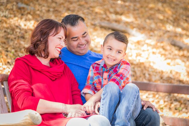 Photo mixed race caucasian and hispanic family at the park