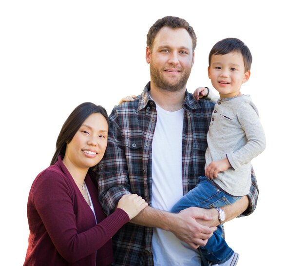 白人の背景で孤立した混血の中国人と白人の両親と子供