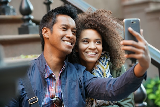 Foto coppie di razza mista che prendono l'immagine del selfie