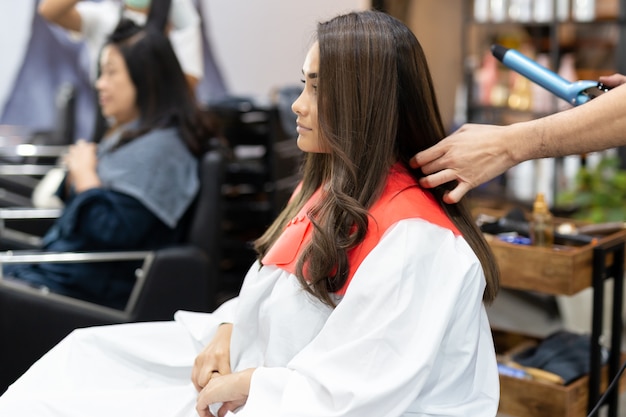 Смешанная раса подростка в парикмахерской приобретает новую прическу