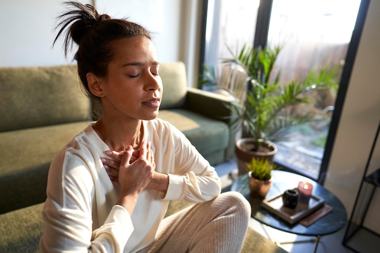 Photo mixed race woman meditating at home with eyes closed