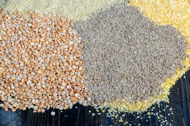 Misto di cereali crudi da diversi tipi di piante