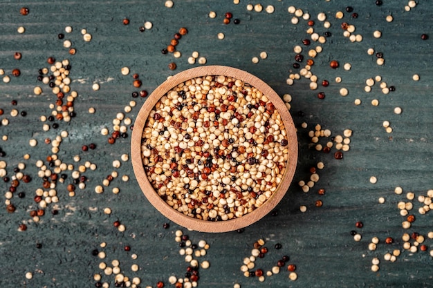 Quinoa cruda mista in ciotole su fondo di legno cibo sano e senza glutine origine perù banner menu ricetta posto per testo vista dall'alto