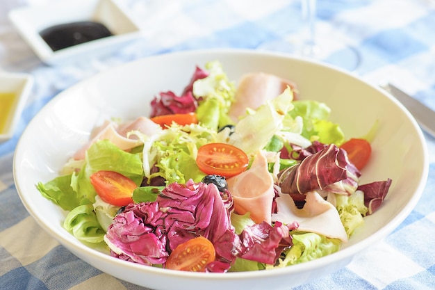 Foto insalata mista in un grande piatto bianco