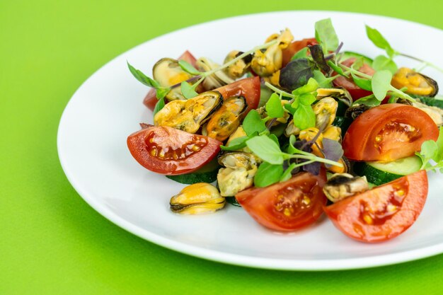 Mixed salad with mussels and cherry tomatoes