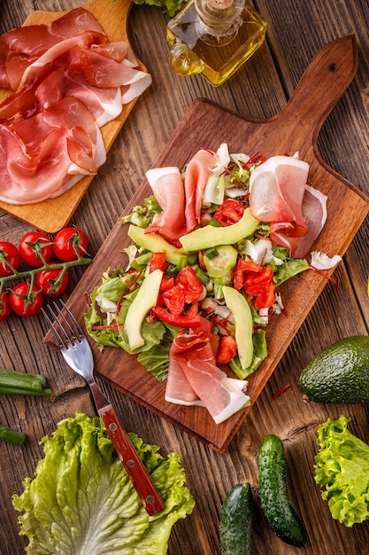 Foto insalata mista con prosciutto