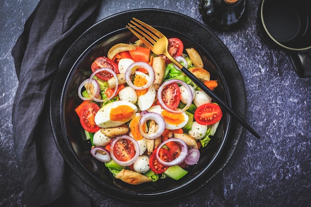 Insalata mista con funghi arrosto uova e mozzarella