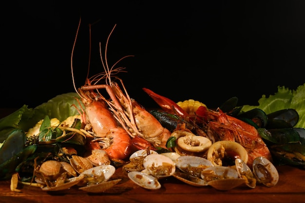 Photo mixed sea food on the wooden plate with black background