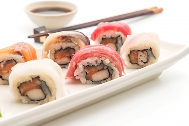 Rotolo di sushi misto - stile di cibo giapponese