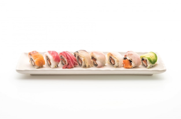 Foto rotolo di sushi misto - stile di cibo giapponese