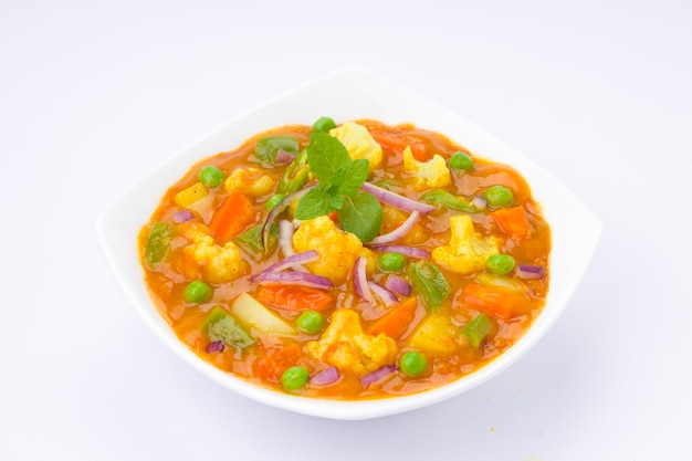 さまざまな野菜を使ったミックスベジカレーまたはクルマのおいしいインド料理