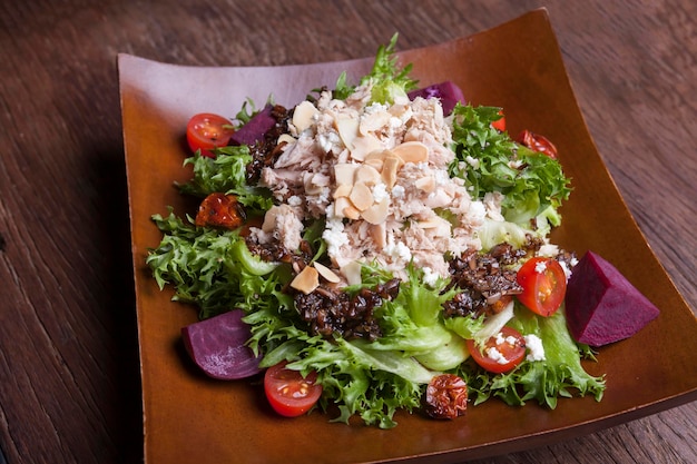 Mixed vegetable salad with tuna and tomatoes