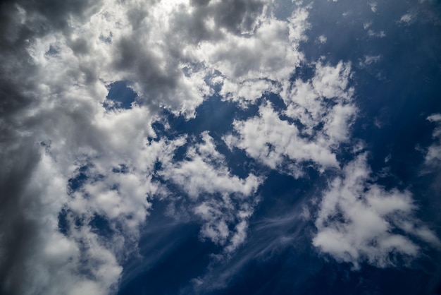 正午の昼間の広角ショットで混合天頂雲