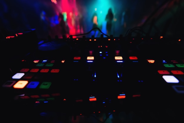 パーティーで音楽を制御するためのナイトクラブのミキサーコントロールDJ