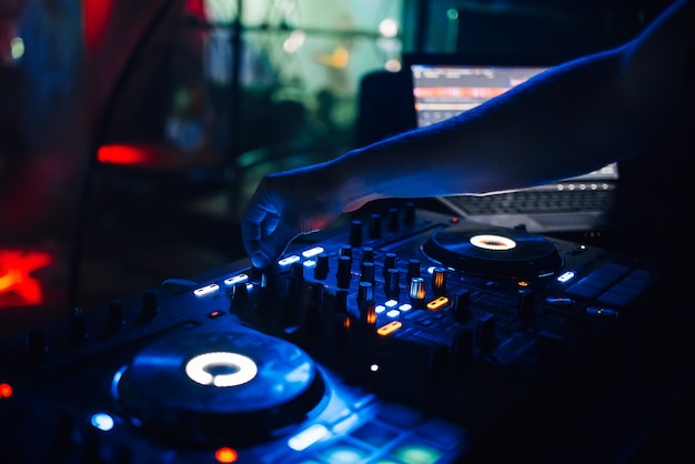 Mixer e una cabina dj nella discoteca a una festa