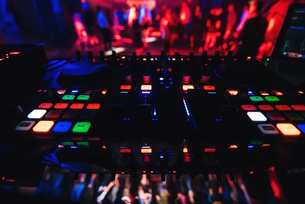 Mixer DJ een nachtclub met bedieningselementen en knoppen voor het mixen van muziek op feestjes