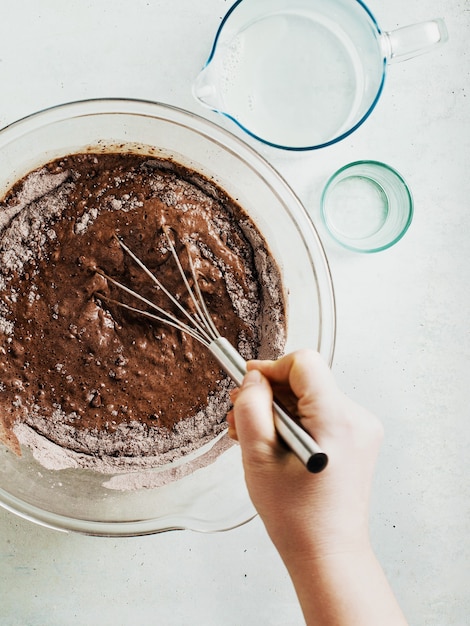 사진 그릇에 초콜릿 케이크 반죽을 섞는다.