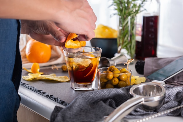 Foto mixologist die thuis verfrissende cocktail met vermout maakt