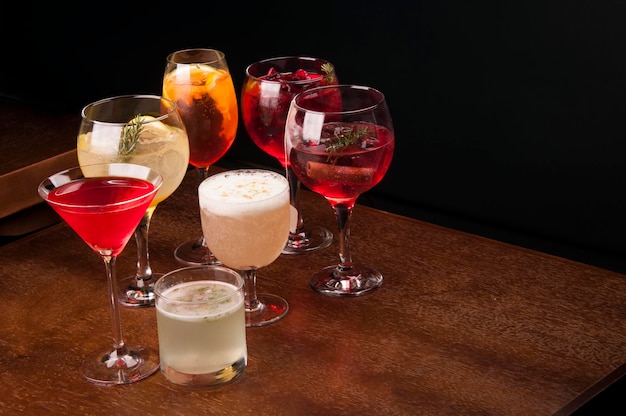 Mixology geassorteerde en kleurrijke cocktails collectie op houten tafel