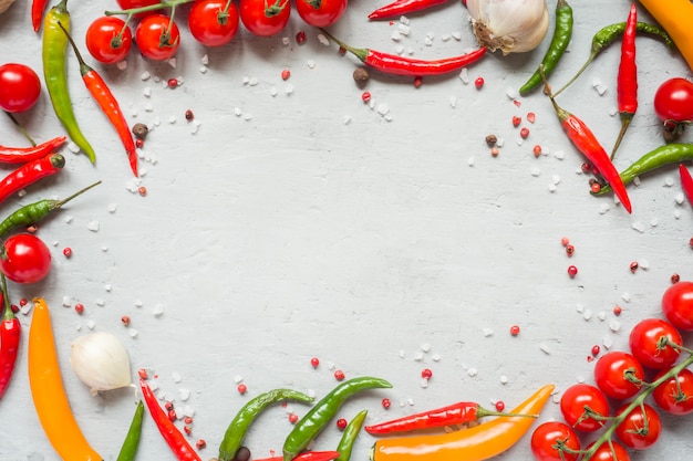 Miscela di peperoncino pomodorini su un ramo di aglio e altre spezie. copia spazio