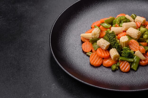 야채 당근 작은 머리 옥수수 아스파라거스 콩 찜의 혼합물