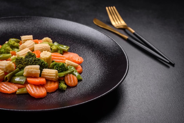 野菜の混合物 にんじん とうもろこしの小さな頭 アスパラガスの豆の蒸し物